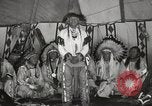 Standbild Native American Indian bittere Wurzel Jim nutzt Gebärdensprache Fort Browning Montana USA, 1930, aus Sekunde 19 historischem Filmmaterial Videoclip 65675025316
