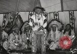Standbild Native American Indian bittere Wurzel Jim nutzt Gebärdensprache Fort Browning Montana USA, 1930, aus Sekunde 20 historischem Filmmaterial Videoclip 65675025316