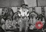 Standbild Native American Indian bittere Wurzel Jim nutzt Gebärdensprache Fort Browning Montana USA, 1930, aus Sekunde 21 historischem Filmmaterial Videoclip 65675025316