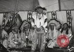 Standbild Native American Indian bittere Wurzel Jim nutzt Gebärdensprache Fort Browning Montana USA, 1930, aus Sekunde 22 historischem Filmmaterial Videoclip 65675025316