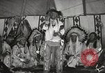 Standbild Native American Indian bittere Wurzel Jim nutzt Gebärdensprache Fort Browning Montana USA, 1930, aus Sekunde 23 historischem Filmmaterial Videoclip 65675025316