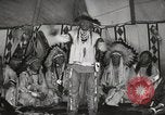 Standbild Native American Indian bittere Wurzel Jim nutzt Gebärdensprache Fort Browning Montana USA, 1930, aus Sekunde 24 historischem Filmmaterial Videoclip 65675025316