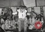 Standbild Native American Indian bittere Wurzel Jim nutzt Gebärdensprache Fort Browning Montana USA, 1930, aus Sekunde 25 historischem Filmmaterial Videoclip 65675025316