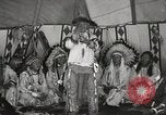 Standbild Native American Indian bittere Wurzel Jim nutzt Gebärdensprache Fort Browning Montana USA, 1930, aus Sekunde 26 historischem Filmmaterial Videoclip 65675025316