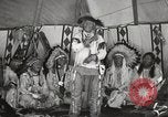 Standbild Native American Indian bittere Wurzel Jim nutzt Gebärdensprache Fort Browning Montana USA, 1930, aus Sekunde 27 historischem Filmmaterial Videoclip 65675025316