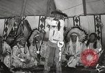 Standbild Native American Indian bittere Wurzel Jim nutzt Gebärdensprache Fort Browning Montana USA, 1930, aus Sekunde 28 historischem Filmmaterial Videoclip 65675025316