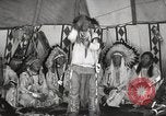 Standbild Native American Indian bittere Wurzel Jim nutzt Gebärdensprache Fort Browning Montana USA, 1930, aus Sekunde 29 historischem Filmmaterial Videoclip 65675025316