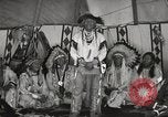 Standbild Native American Indian bittere Wurzel Jim nutzt Gebärdensprache Fort Browning Montana USA, 1930, aus Sekunde 30 historischem Filmmaterial Videoclip 65675025316