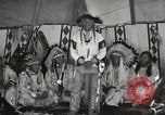 Standbild Native American Indian bittere Wurzel Jim nutzt Gebärdensprache Fort Browning Montana USA, 1930, aus Sekunde 31 historischem Filmmaterial Videoclip 65675025316