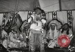 Standbild Native American Indian bittere Wurzel Jim nutzt Gebärdensprache Fort Browning Montana USA, 1930, aus Sekunde 32 historischem Filmmaterial Videoclip 65675025316