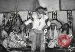 Standbild Native American Indian bittere Wurzel Jim nutzt Gebärdensprache Fort Browning Montana USA, 1930, aus Sekunde 33 historischem Filmmaterial Videoclip 65675025316