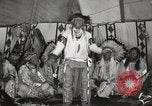 Standbild Native American Indian bittere Wurzel Jim nutzt Gebärdensprache Fort Browning Montana USA, 1930, aus Sekunde 34 historischem Filmmaterial Videoclip 65675025316