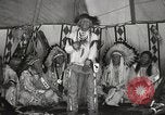 Standbild Native American Indian bittere Wurzel Jim nutzt Gebärdensprache Fort Browning Montana USA, 1930, aus Sekunde 35 historischem Filmmaterial Videoclip 65675025316
