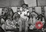 Standbild Native American Indian bittere Wurzel Jim nutzt Gebärdensprache Fort Browning Montana USA, 1930, aus Sekunde 36 historischem Filmmaterial Videoclip 65675025316