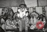 Standbild Native American Indian bittere Wurzel Jim nutzt Gebärdensprache Fort Browning Montana USA, 1930, aus Sekunde 37 historischem Filmmaterial Videoclip 65675025316