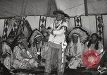 Standbild Native American Indian bittere Wurzel Jim nutzt Gebärdensprache Fort Browning Montana USA, 1930, aus Sekunde 38 historischem Filmmaterial Videoclip 65675025316