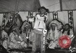 Standbild Native American Indian bittere Wurzel Jim nutzt Gebärdensprache Fort Browning Montana USA, 1930, aus Sekunde 39 historischem Filmmaterial Videoclip 65675025316
