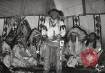 Standbild Native American Indian bittere Wurzel Jim nutzt Gebärdensprache Fort Browning Montana USA, 1930, aus Sekunde 40 historischem Filmmaterial Videoclip 65675025316
