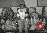 Standbild Native American Indian bittere Wurzel Jim nutzt Gebärdensprache Fort Browning Montana USA, 1930, aus Sekunde 41 historischem Filmmaterial Videoclip 65675025316