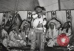 Standbild Native American Indian bittere Wurzel Jim nutzt Gebärdensprache Fort Browning Montana USA, 1930, aus Sekunde 42 historischem Filmmaterial Videoclip 65675025316