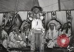Standbild Native American Indian bittere Wurzel Jim nutzt Gebärdensprache Fort Browning Montana USA, 1930, aus Sekunde 43 historischem Filmmaterial Videoclip 65675025316