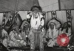 Standbild Native American Indian bittere Wurzel Jim nutzt Gebärdensprache Fort Browning Montana USA, 1930, aus Sekunde 44 historischem Filmmaterial Videoclip 65675025316