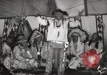 Standbild Native American Indian bittere Wurzel Jim nutzt Gebärdensprache Fort Browning Montana USA, 1930, aus Sekunde 45 historischem Filmmaterial Videoclip 65675025316