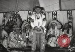 Standbild Native American Indian bittere Wurzel Jim nutzt Gebärdensprache Fort Browning Montana USA, 1930, aus Sekunde 46 historischem Filmmaterial Videoclip 65675025316