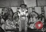 Standbild Native American Indian bittere Wurzel Jim nutzt Gebärdensprache Fort Browning Montana USA, 1930, aus Sekunde 47 historischem Filmmaterial Videoclip 65675025316