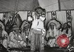 Standbild Native American Indian bittere Wurzel Jim nutzt Gebärdensprache Fort Browning Montana USA, 1930, aus Sekunde 48 historischem Filmmaterial Videoclip 65675025316