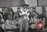 Standbild Native American Indian bittere Wurzel Jim nutzt Gebärdensprache Fort Browning Montana USA, 1930, aus Sekunde 49 historischem Filmmaterial Videoclip 65675025316
