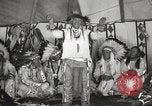 Standbild Native American Indian bittere Wurzel Jim nutzt Gebärdensprache Fort Browning Montana USA, 1930, aus Sekunde 50 historischem Filmmaterial Videoclip 65675025316