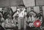 Standbild Native American Indian bittere Wurzel Jim nutzt Gebärdensprache Fort Browning Montana USA, 1930, aus Sekunde 51 historischem Filmmaterial Videoclip 65675025316