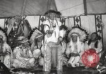 Standbild Native American Indian bittere Wurzel Jim nutzt Gebärdensprache Fort Browning Montana USA, 1930, aus Sekunde 52 historischem Filmmaterial Videoclip 65675025316