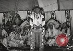 Standbild Native American Indian bittere Wurzel Jim nutzt Gebärdensprache Fort Browning Montana USA, 1930, aus Sekunde 53 historischem Filmmaterial Videoclip 65675025316