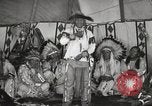 Standbild Native American Indian bittere Wurzel Jim nutzt Gebärdensprache Fort Browning Montana USA, 1930, aus Sekunde 54 historischem Filmmaterial Videoclip 65675025316