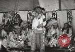 Standbild Native American Indian bittere Wurzel Jim nutzt Gebärdensprache Fort Browning Montana USA, 1930, aus Sekunde 55 historischem Filmmaterial Videoclip 65675025316