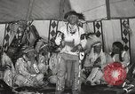 Standbild Native American Indian bittere Wurzel Jim nutzt Gebärdensprache Fort Browning Montana USA, 1930, aus Sekunde 56 historischem Filmmaterial Videoclip 65675025316