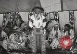 Standbild Native American Indian bittere Wurzel Jim nutzt Gebärdensprache Fort Browning Montana USA, 1930, aus Sekunde 57 historischem Filmmaterial Videoclip 65675025316