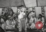 Standbild Native American Indian bittere Wurzel Jim nutzt Gebärdensprache Fort Browning Montana USA, 1930, aus Sekunde 58 historischem Filmmaterial Videoclip 65675025316