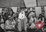 Standbild Native American Indian bittere Wurzel Jim nutzt Gebärdensprache Fort Browning Montana USA, 1930, aus Sekunde 59 historischem Filmmaterial Videoclip 65675025316