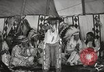 Standbild Native American Indian bittere Wurzel Jim nutzt Gebärdensprache Fort Browning Montana USA, 1930, aus Sekunde 60 historischem Filmmaterial Videoclip 65675025316