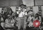Standbild Native American Indian bittere Wurzel Jim nutzt Gebärdensprache Fort Browning Montana USA, 1930, aus Sekunde 61 historischem Filmmaterial Videoclip 65675025316