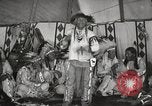 Standbild Native American Indian bittere Wurzel Jim nutzt Gebärdensprache Fort Browning Montana USA, 1930, aus Sekunde 62 historischem Filmmaterial Videoclip 65675025316