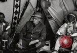 Immagine di Native American Indian consiglio tribale si chiude Fort Browning Montana USA, 1930, secondo 9 filmato di repertorio 65675025318