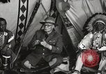 Immagine di Native American Indian consiglio tribale si chiude Fort Browning Montana USA, 1930, secondo 11 filmato di repertorio 65675025318