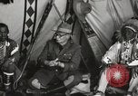 Immagine di Native American Indian consiglio tribale si chiude Fort Browning Montana USA, 1930, secondo 12 filmato di repertorio 65675025318