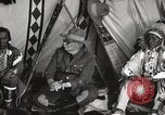 Immagine di Native American Indian consiglio tribale si chiude Fort Browning Montana USA, 1930, secondo 13 filmato di repertorio 65675025318
