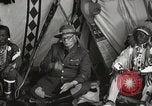 Immagine di Native American Indian consiglio tribale si chiude Fort Browning Montana USA, 1930, secondo 17 filmato di repertorio 65675025318