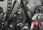 Immagine di Native American Indian consiglio tribale si chiude Fort Browning Montana USA, 1930, secondo 19 filmato di repertorio 65675025318